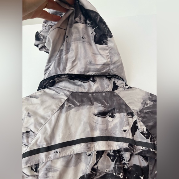 Lululemon light running jacket XS - Picture 5 of 10